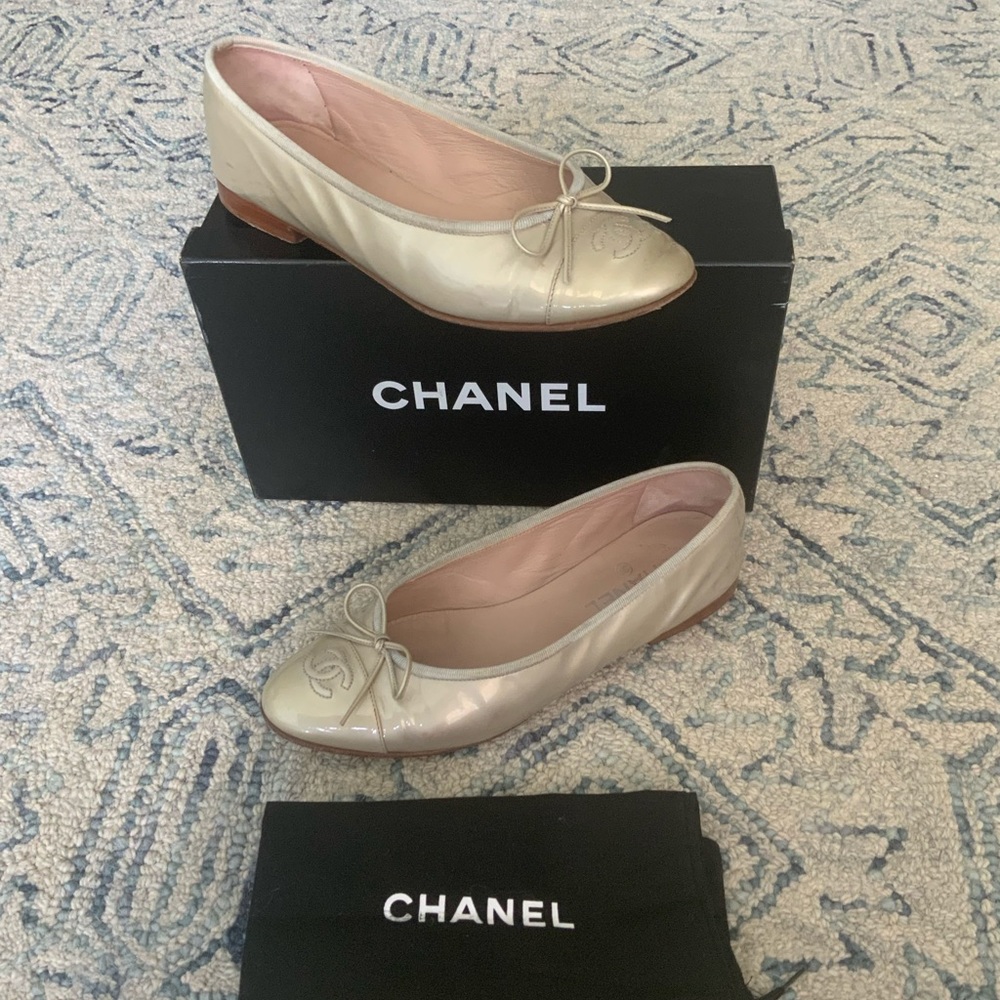 Authentic Chanel Patent Leather CC Flats + Box 39